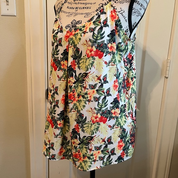 Skies are Blue - Elendil V-Neck Tank. Size Medium - Picture 15 of 16